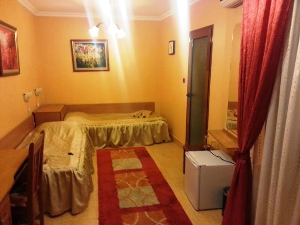 Family Hotel Silvestar Veliko Tarnovo Room photo